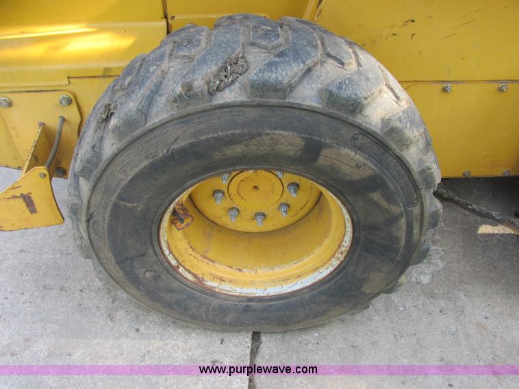 image for item J2405 2005 John Deere 332 skid steer