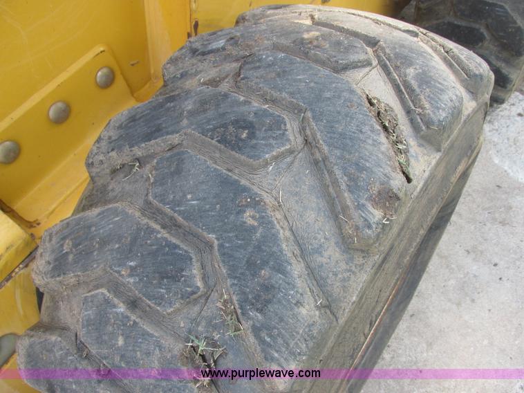 image for item J2405 2005 John Deere 332 skid steer