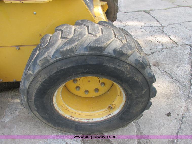 image for item J2405 2005 John Deere 332 skid steer