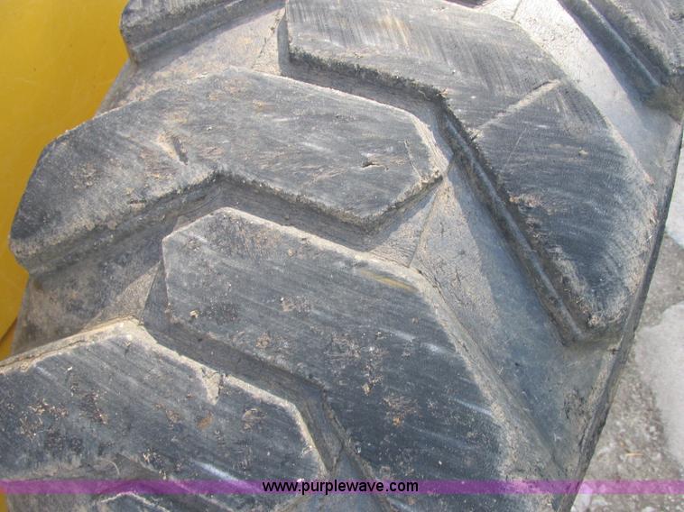 image for item J2405 2005 John Deere 332 skid steer