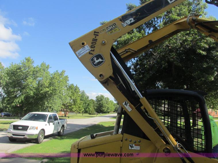 image for item J2405 2005 John Deere 332 skid steer