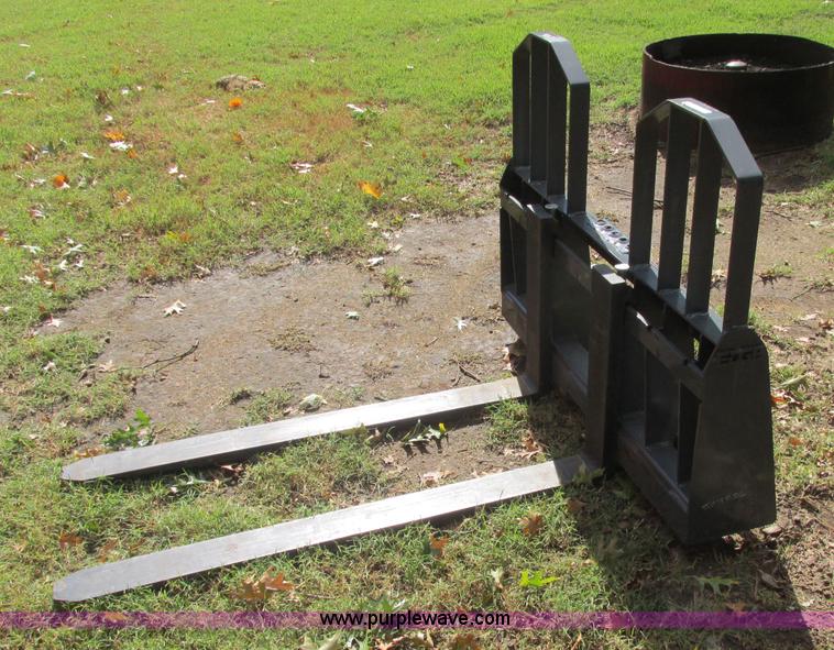 image for item J2405 2005 John Deere 332 skid steer