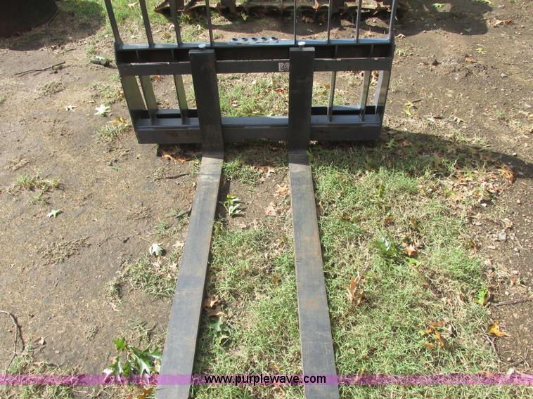 image for item J2405 2005 John Deere 332 skid steer