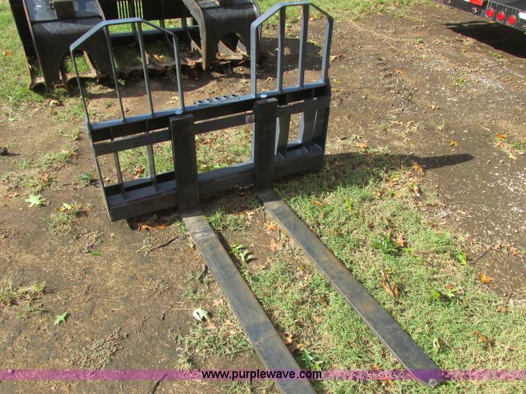 image for item J2405 2005 John Deere 332 skid steer