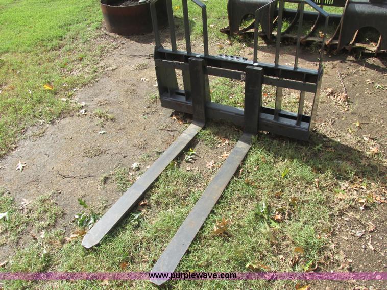 image for item J2405 2005 John Deere 332 skid steer