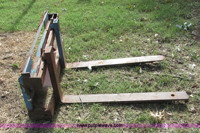 image for item J2405 2005 John Deere 332 skid steer