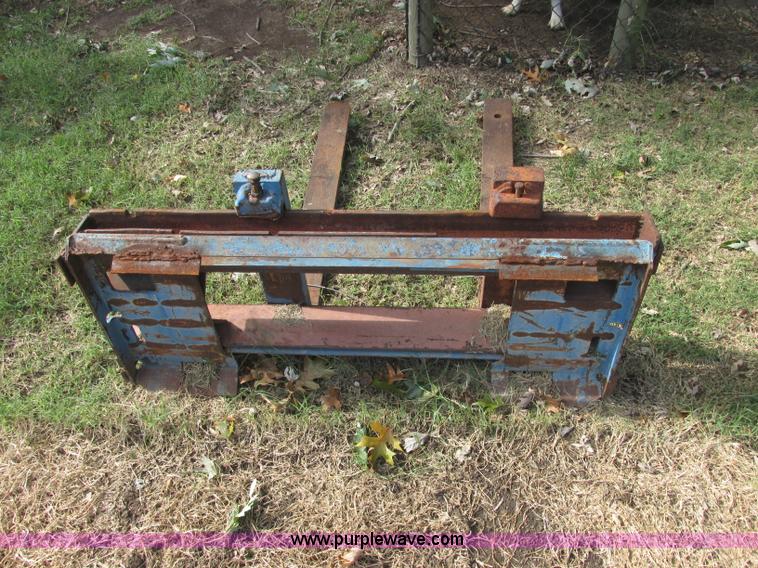 image for item J2405 2005 John Deere 332 skid steer