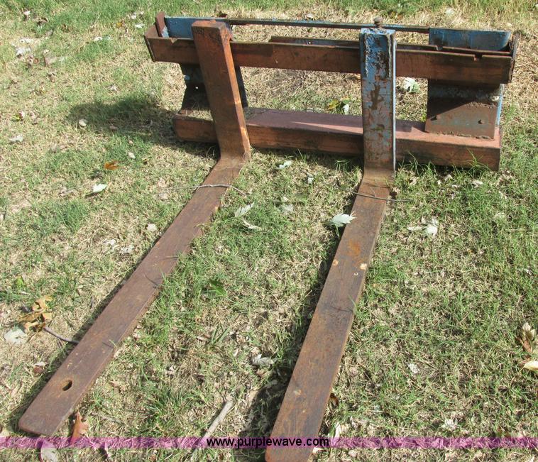 image for item J2405 2005 John Deere 332 skid steer