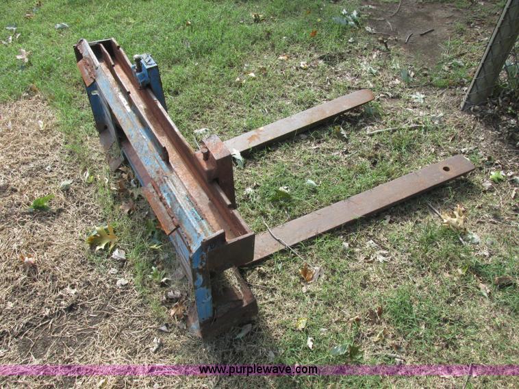 image for item J2405 2005 John Deere 332 skid steer