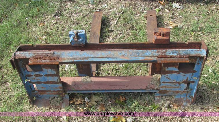 image for item J2405 2005 John Deere 332 skid steer