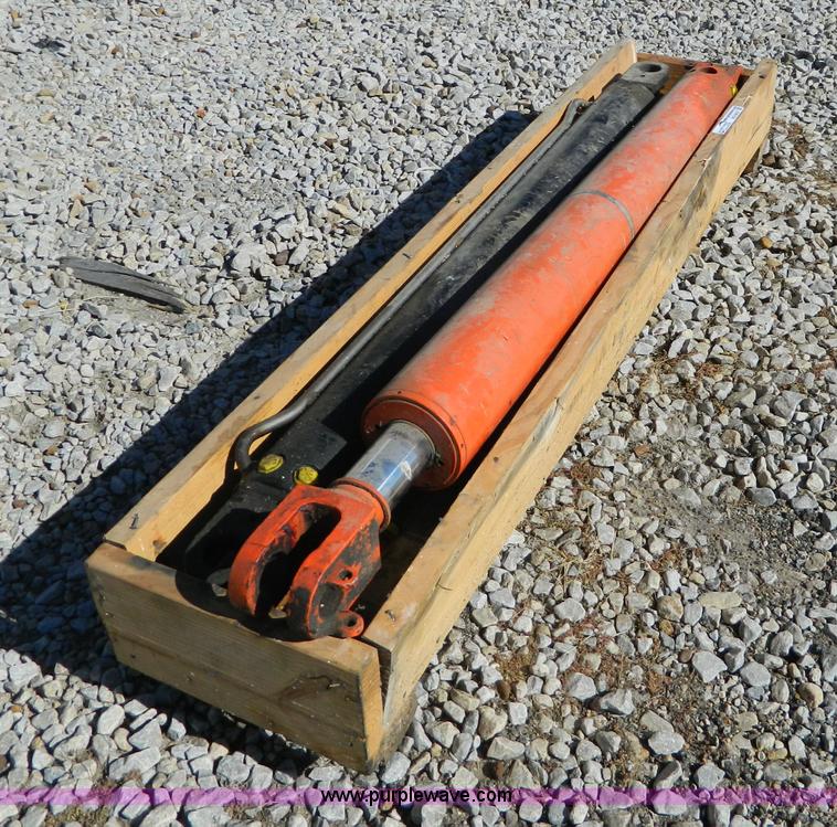 image for item AQ9437 (2) hydraulic cylinders
