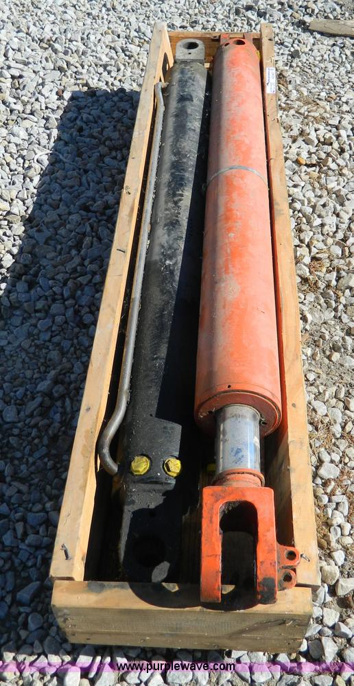 image for item AQ9437 (2) hydraulic cylinders
