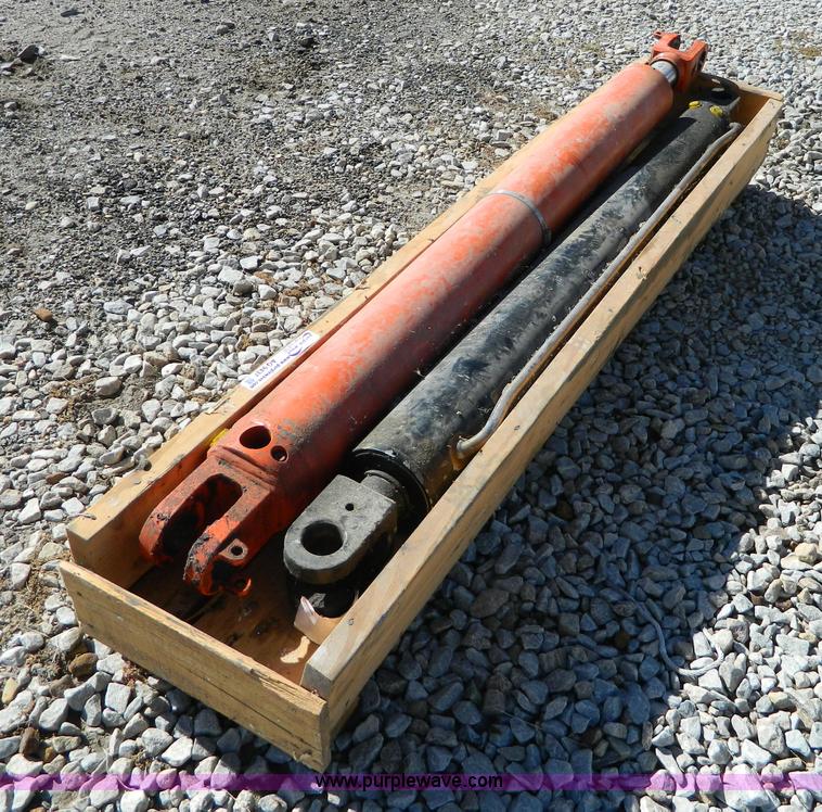 image for item AQ9437 (2) hydraulic cylinders