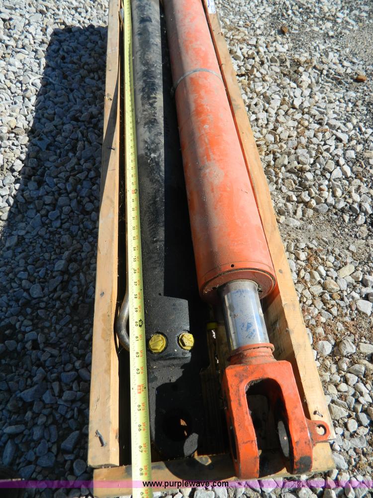 image for item AQ9437 (2) hydraulic cylinders