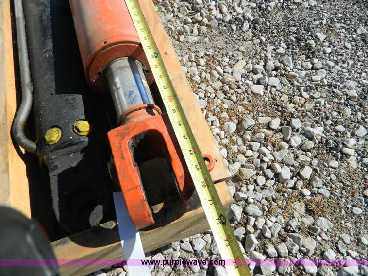 image for item AQ9437 (2) hydraulic cylinders