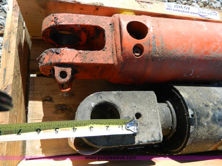 image for item AQ9437 (2) hydraulic cylinders
