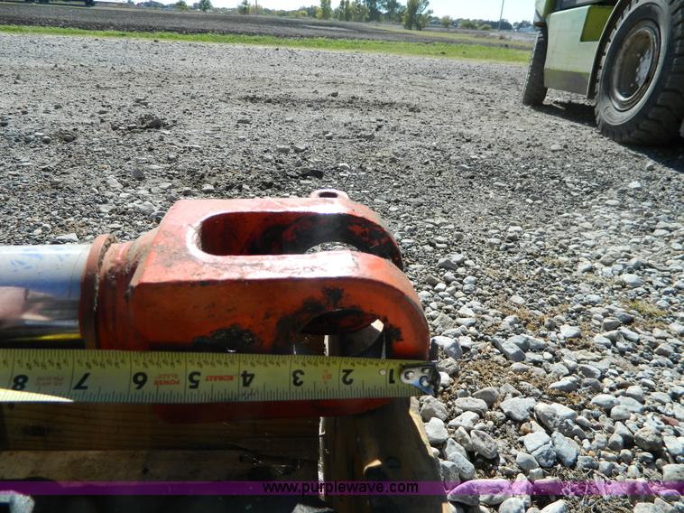 image for item AQ9437 (2) hydraulic cylinders