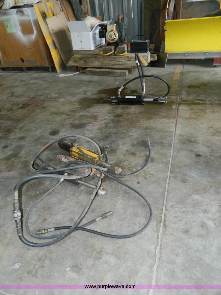 image for item AQ9457 (4) hydraulic cylinders