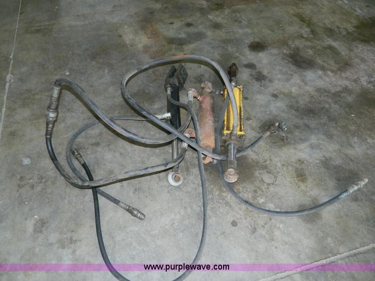 image for item AQ9457 (4) hydraulic cylinders