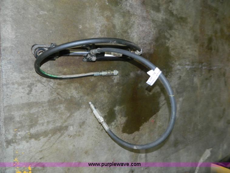 image for item AQ9457 (4) hydraulic cylinders