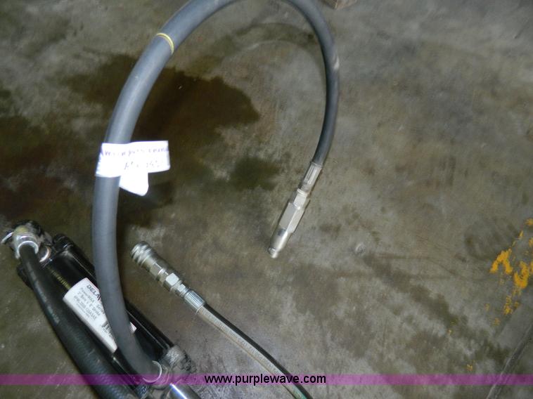 image for item AQ9457 (4) hydraulic cylinders