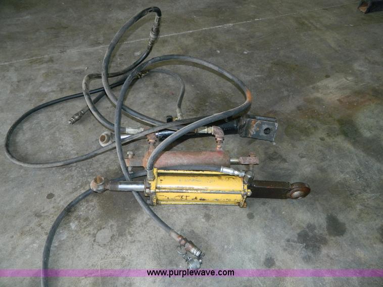 image for item AQ9457 (4) hydraulic cylinders