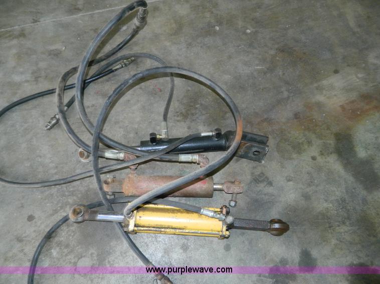 image for item AQ9457 (4) hydraulic cylinders