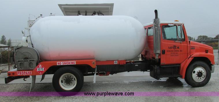 image for item AW9878 2003 Freightliner FL70 Business Class propane truck