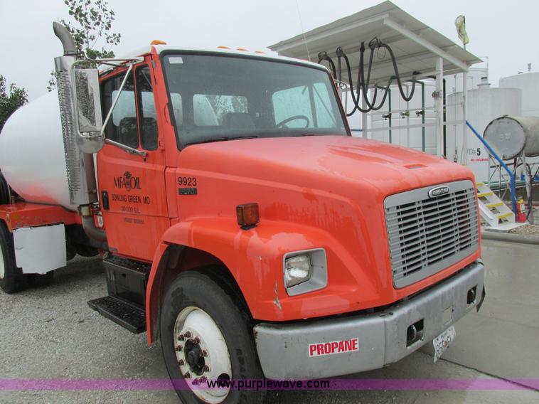 image for item AW9878 2003 Freightliner FL70 Business Class propane truck