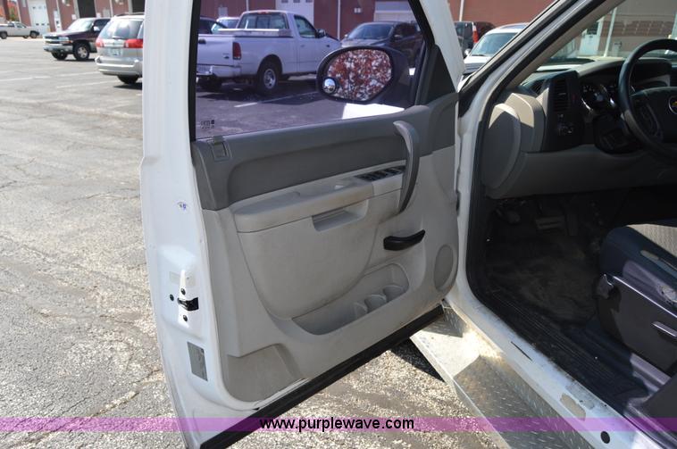 image for item AY9453 2011 Chevrolet Silverado 2500HD Ext. Cab utility truck