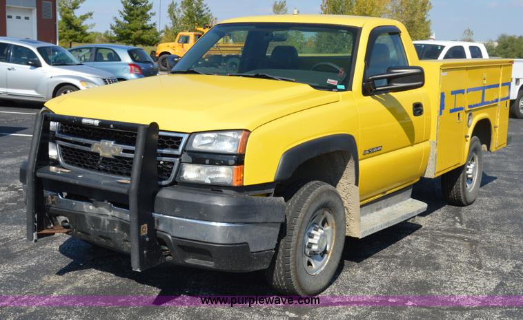 image for item AY9454 2006 Chevrolet Silverado 2500HD utility truck