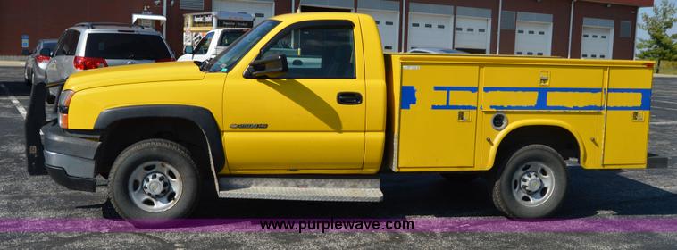 image for item AY9454 2006 Chevrolet Silverado 2500HD utility truck