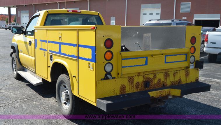 image for item AY9454 2006 Chevrolet Silverado 2500HD utility truck