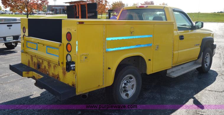 image for item AY9454 2006 Chevrolet Silverado 2500HD utility truck