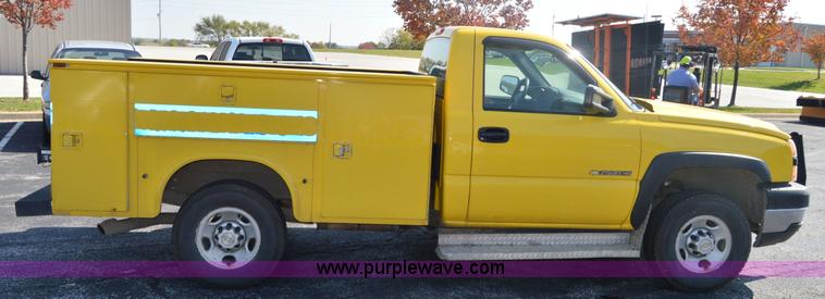 image for item AY9454 2006 Chevrolet Silverado 2500HD utility truck