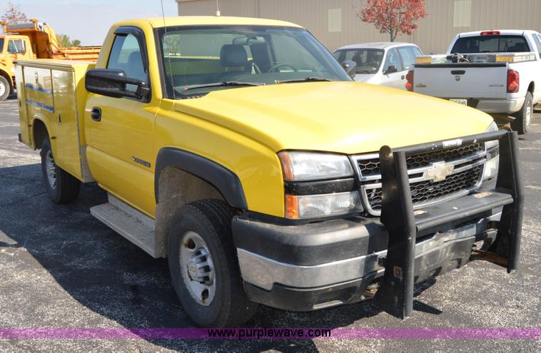 image for item AY9454 2006 Chevrolet Silverado 2500HD utility truck