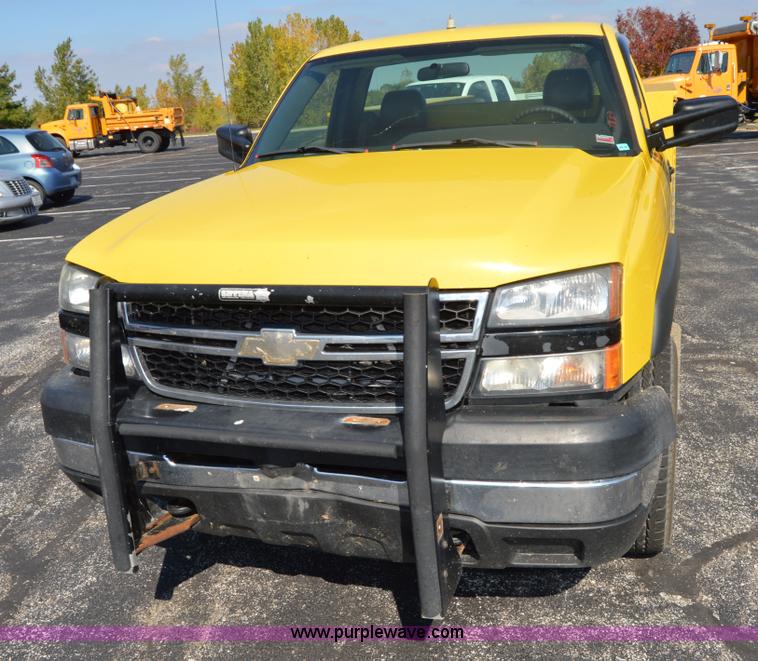 image for item AY9454 2006 Chevrolet Silverado 2500HD utility truck