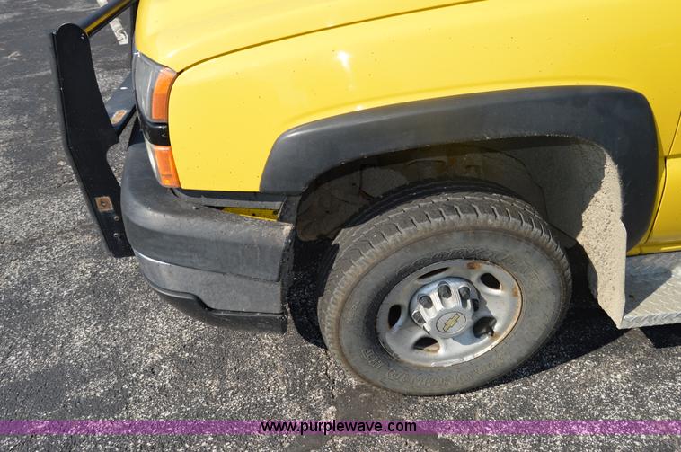 image for item AY9454 2006 Chevrolet Silverado 2500HD utility truck