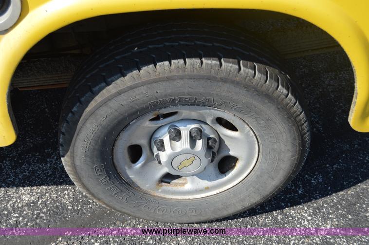 image for item AY9454 2006 Chevrolet Silverado 2500HD utility truck