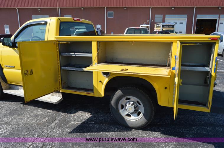 image for item AY9454 2006 Chevrolet Silverado 2500HD utility truck