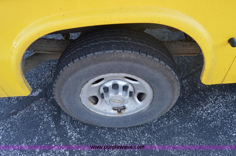 image for item AY9454 2006 Chevrolet Silverado 2500HD utility truck