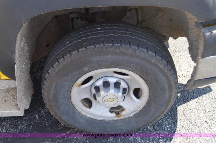 image for item AY9454 2006 Chevrolet Silverado 2500HD utility truck