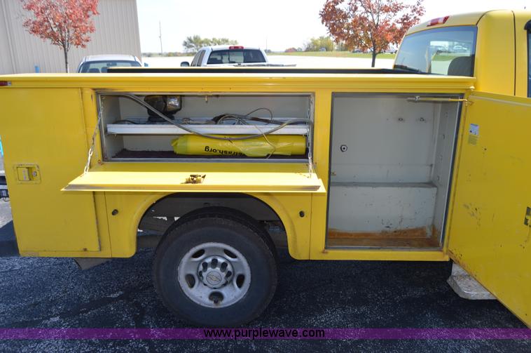 image for item AY9454 2006 Chevrolet Silverado 2500HD utility truck