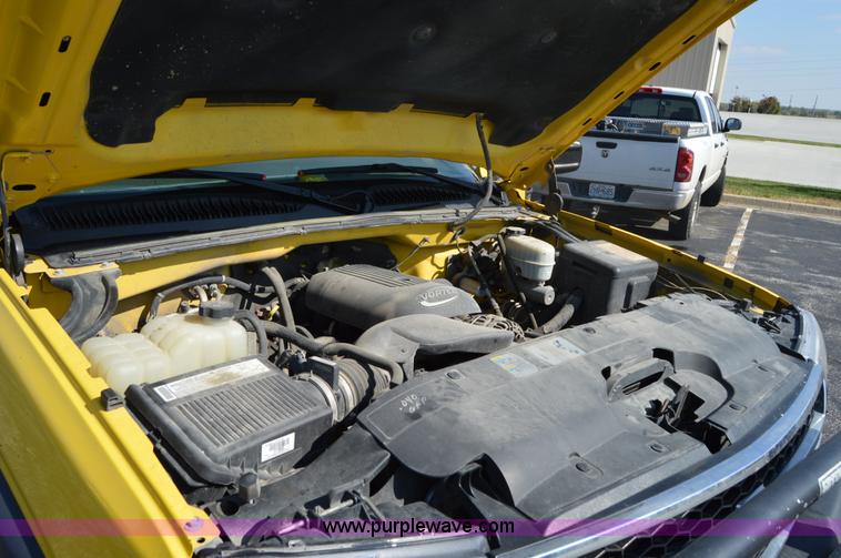 image for item AY9454 2006 Chevrolet Silverado 2500HD utility truck