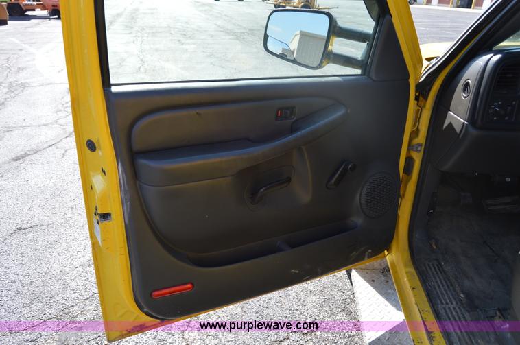 image for item AY9454 2006 Chevrolet Silverado 2500HD utility truck