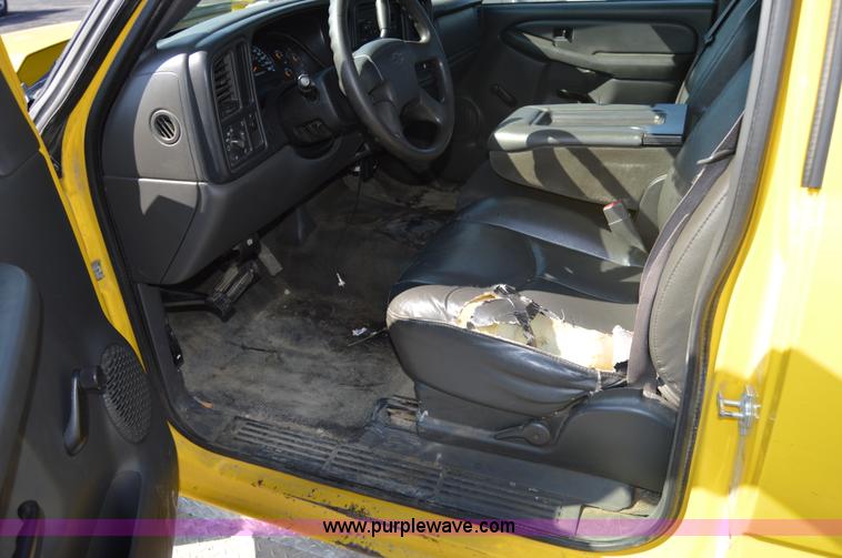 image for item AY9454 2006 Chevrolet Silverado 2500HD utility truck