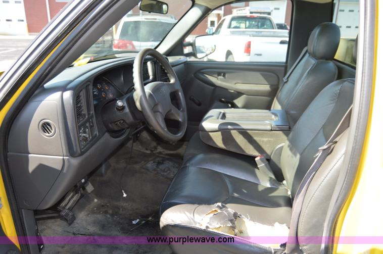 image for item AY9454 2006 Chevrolet Silverado 2500HD utility truck