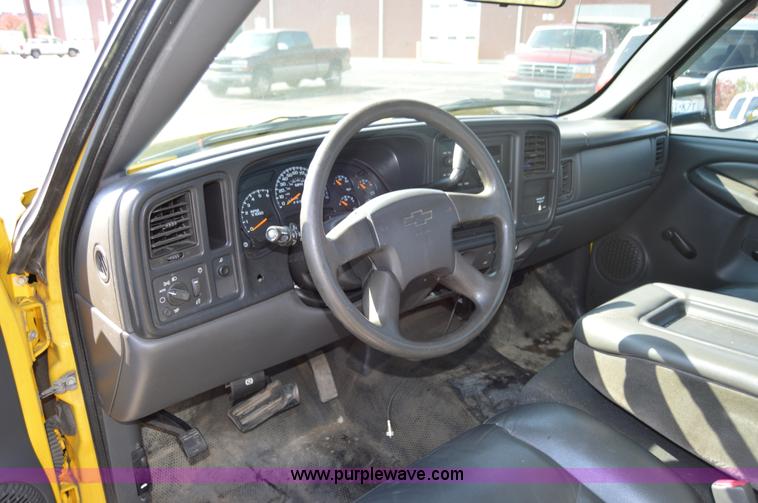 image for item AY9454 2006 Chevrolet Silverado 2500HD utility truck