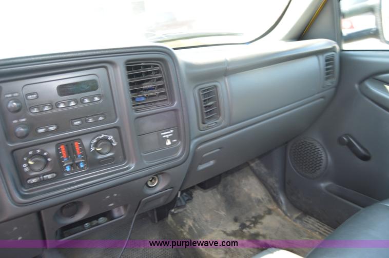 image for item AY9454 2006 Chevrolet Silverado 2500HD utility truck