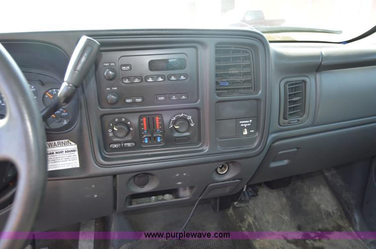 image for item AY9454 2006 Chevrolet Silverado 2500HD utility truck